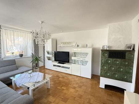 Wohnzimmer+Kachelofen im OG - Zweifamilienhaus in 72510 Stetten mit 222m² kaufen