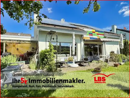 Einfamilienhaus in Sackgasse mit Doppelgarage und PV-Anlage