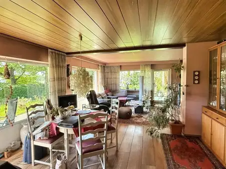 Einfamilienhaus in Sackgasse mit Doppelgarage und PV-Anlage