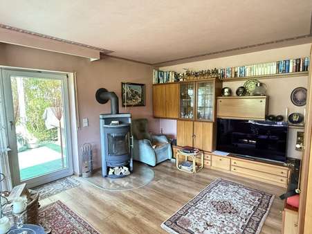Wohnbereich mit Ofen+Terrasse Wohnbereich mit Ofen+Terrasse - Einfamilienhaus in 88605 Meßkirch mit 142m² kaufen