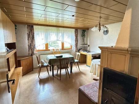 Wohnzimmer mit Kachelofen im EG Wohnzimmer mit Kachelofen im EG - Einfamilienhaus in 88605 Meßkirch mit 193m² kaufen