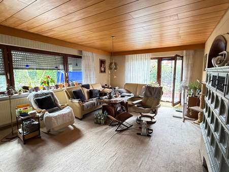Wohnzimmer m.Kachelofen+Terrasse-EG Wohnzimmer m.Kachelofen+Terrasse-EG - Einfamilienhaus in 88605 Meßkirch mit 190m² kaufen