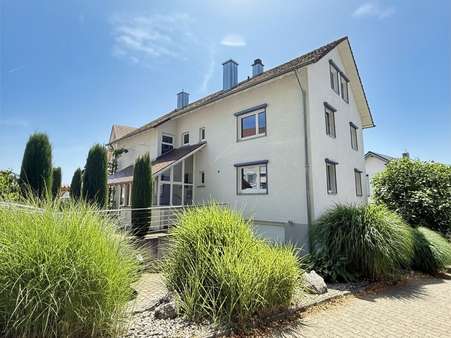 Ansicht des Wohnhauses mit Garage - Einfamilienhaus in 88662 Überlingen mit 215m² mieten