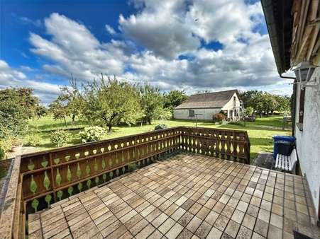 Eingezäunte Terrasse mit Zugang zum traumhaften Garten Eingezäunte Terrasse mit Zugang zum traumhaften Garten - Doppelhaushälfte in 88605 Meßkirch mit 126m² kaufen