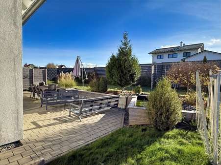 Gepflasterte Terrasse mit Teich - Einfamilienhaus in 88605 Sauldorf mit 126m² kaufen