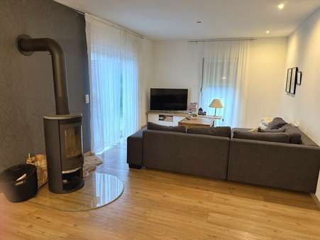 Wohnzimmer mit wohlwollendem Schwedenofen - Einfamilienhaus in 88605 Sauldorf mit 126m² kaufen