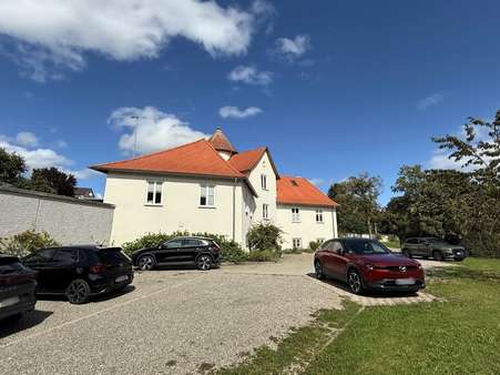 Ansicht vom sanierten Schloß mit Stellplätzen Ansicht vom sanierten Schloß mit Stellplätzen - Mehrfamilienhaus in 88605 Meßkirch mit 1m² kaufen