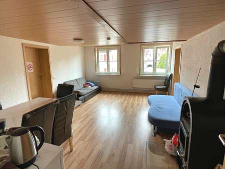 Wohnzimmer mit Ofen - Erdgeschosswohnung in 88605 Meßkirch mit 154m² kaufen