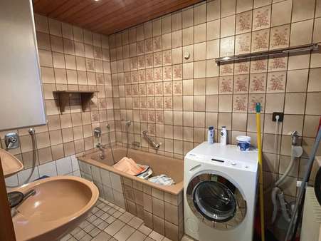 Bad mit Wanne und Dusche im EG - Bauernhaus in 72510 Stetten mit 113m² kaufen