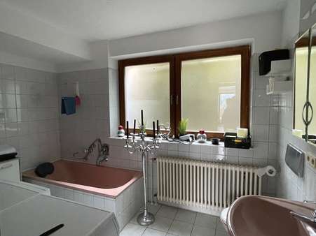Bad mit Dusche + Badewanne - Etagenwohnung in 72461 Albstadt mit 73m² kaufen