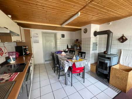 Küche mit Ofen im EG - Bauernhaus in 88605 Meßkirch mit 122m² kaufen