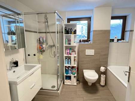 Modernisiertes Bad im OG - Zweifamilienhaus in 72479 Straßberg mit 170m² kaufen