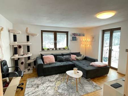 Wohnzimmer mit Balkon im OG - Zweifamilienhaus in 72479 Straßberg mit 170m² kaufen