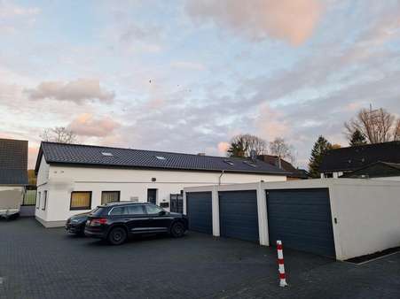Haus linke Seite mit Garagen - Bungalow in 46149 Oberhausen mit 145m² kaufen