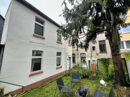 Mehrfamilienhaus mit Potential - 3 Wohnungen und 1 Gewerbeeinheit