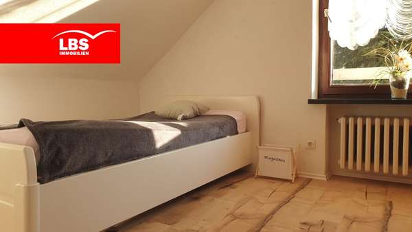 Zimmer im Dachgeschoss - Dachgeschosswohnung in 27726 Worpswede mit 109m² günstig kaufen
