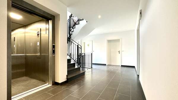 Eingangsbereich Treppenhaus - Erdgeschosswohnung in 63512 Hainburg mit 135m² kaufen