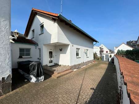 Hofeinfahrt - Zweifamilienhaus in 63533 Mainhausen mit 218m² kaufen