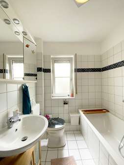 Tageslichtbad mit Dusche und Wanne - Erdgeschosswohnung in 63075 Offenbach mit 78m² kaufen