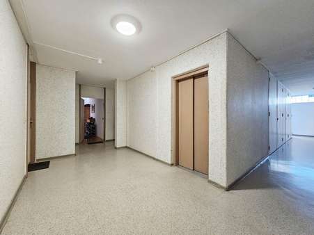 Treppenhaus - Etagenwohnung in 60598 Frankfurt mit 88m² kaufen