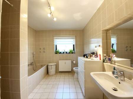 EG | Tageslichtbad mit Dusche und Wanne - Mehrfamilienhaus in 63110 Rodgau mit 282m² kaufen