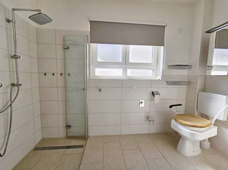EG - Tageslichtbad mit Dusche EG - Tageslichtbad mit Dusche - Einfamilienhaus in 63110 Rodgau mit 204m² kaufen