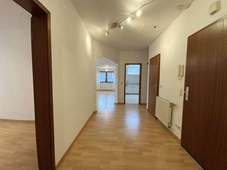 Großzügige Diele mit Zugang zum Spitzboden - Dachgeschosswohnung in 63500 Seligenstadt mit 66m² kaufen