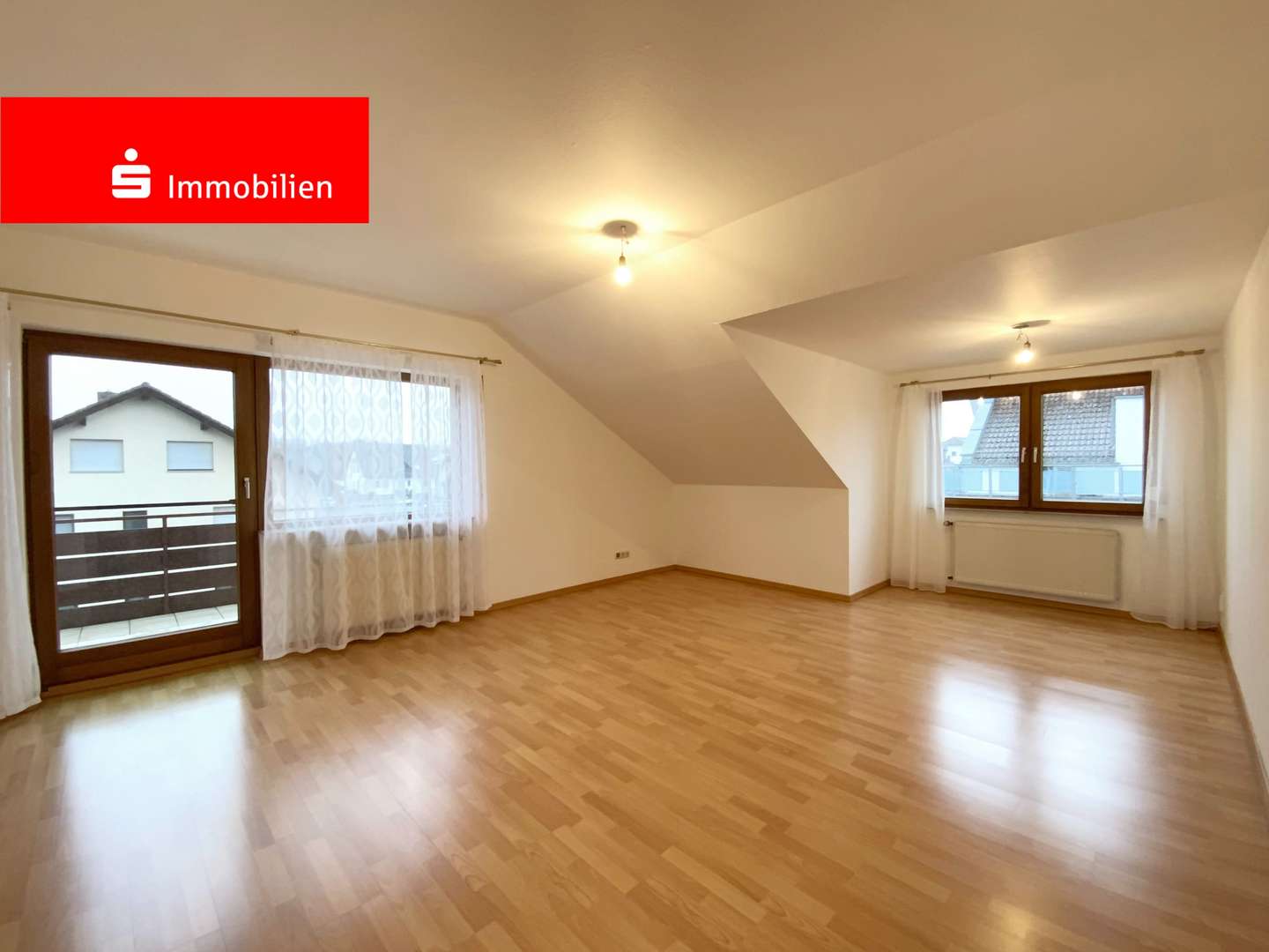 Wohnzimmer mit Zugang zum Balkon - Dachgeschosswohnung in 63500 Seligenstadt mit 66m² kaufen