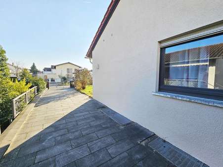 Hof mit Zufahrt zur Garage - Einfamilienhaus in 63454 Hanau mit 248m² kaufen