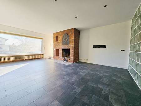 Helles Wohnzimmer mit Blick in den Garten - Einfamilienhaus in 63454 Hanau mit 248m² kaufen