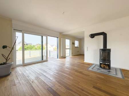 Wohn- und Essbereich mit Kamin | OG - Zweifamilienhaus in 63533 Mainhausen mit 221m² kaufen