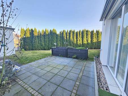 Terrasse mit Markise - Reiheneckhaus in 63110 Rodgau mit 141m² kaufen