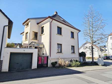 Hausansicht mit Garage - Einfamilienhaus in 63110 Rodgau mit 188m² kaufen