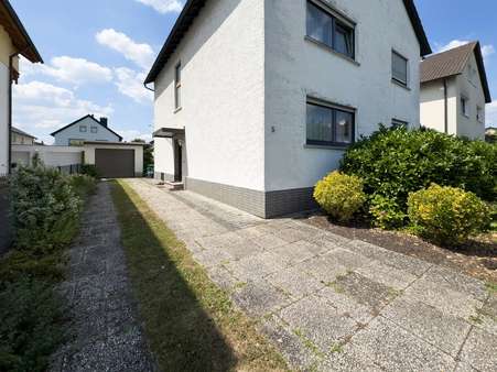 Hofeinfahrt - Zweifamilienhaus in 63512 Hainburg mit 184m² kaufen