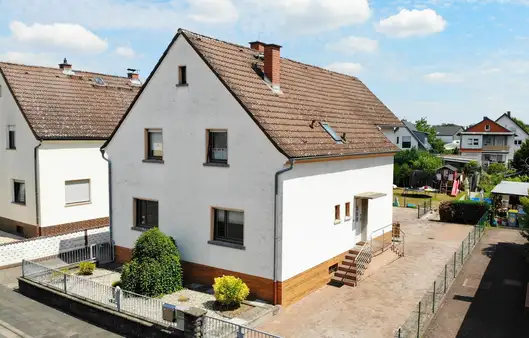 Danach haben Sie schon lange gesucht! Gepflegtes Zweifamilienhaus mit großem Garten!
