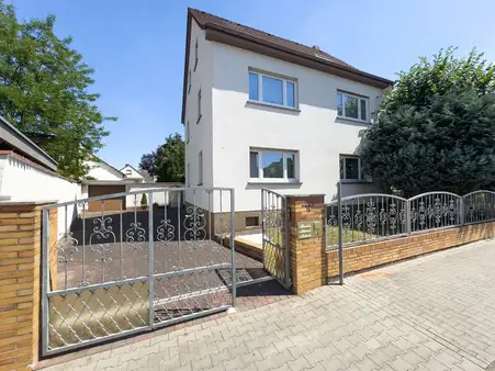 Zweifamilienhaus mit großem Grundstück in bester Lage von Seligenstadt