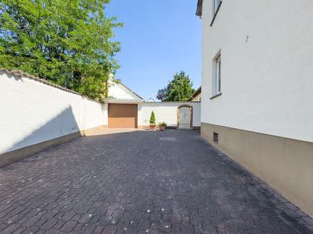 Hofbereich Hofbereich - Zweifamilienhaus in 63500 Seligenstadt mit 195m² kaufen