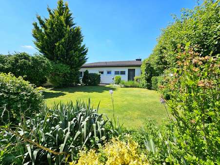 Hausansicht - Bungalow in 63110 Rodgau mit 142m² kaufen