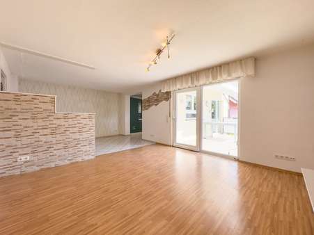 Wohnzimmer mit Blick auf Balkon | OG Wohnzimmer mit Blick auf Balkon | OG - Maisonette-Wohnung in 63533 Mainhausen mit 183m² kaufen