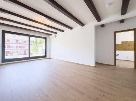 Wohnzimmer mit Loggia - Etagenwohnung in 63619 Bad Orb mit 51m² kaufen