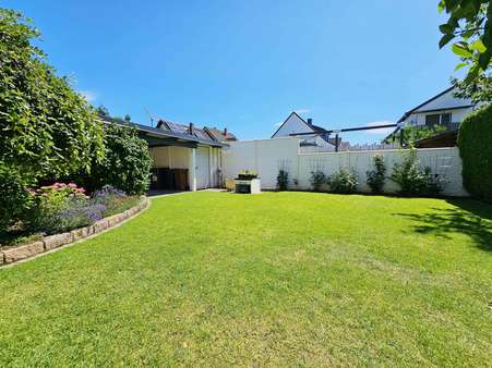 Garten mit Seitenansicht Carport und Abstellschuppen Garten mit Seitenansicht Carport und Abstellschuppen - Doppelhaushälfte in 64546 Mörfelden-Walldorf mit 154m² kaufen