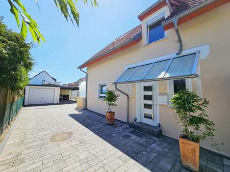 Zufahrt mit Hauseingang Zufahrt mit Hauseingang - Doppelhaushälfte in 64546 Mörfelden-Walldorf mit 154m² kaufen
