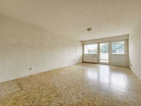 Heller Wohnbereich mit Zugang zur Terrasse - Erdgeschosswohnung in 63322 Rödermark mit 112m² kaufen