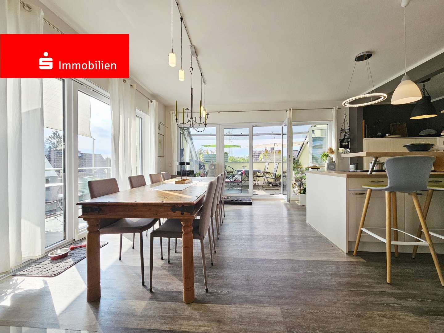 Lichtdurchfluteter Wohn-Küchenbereich - Dachgeschosswohnung in 63110 Rodgau mit 119m² kaufen