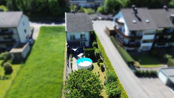 Drohnenaufnahme Gartenansicht - Doppelhaushälfte in 63619 Bad Orb mit 220m² kaufen