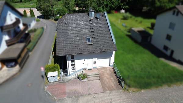 Drohnenaufnahme Strassenansicht - Doppelhaushälfte in 63619 Bad Orb mit 220m² kaufen