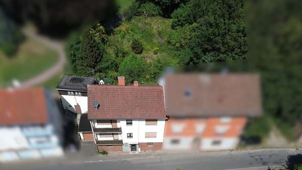 Drohnenaufnahme Strassenseite - Zweifamilienhaus in 63637 Jossgrund mit 173m² kaufen