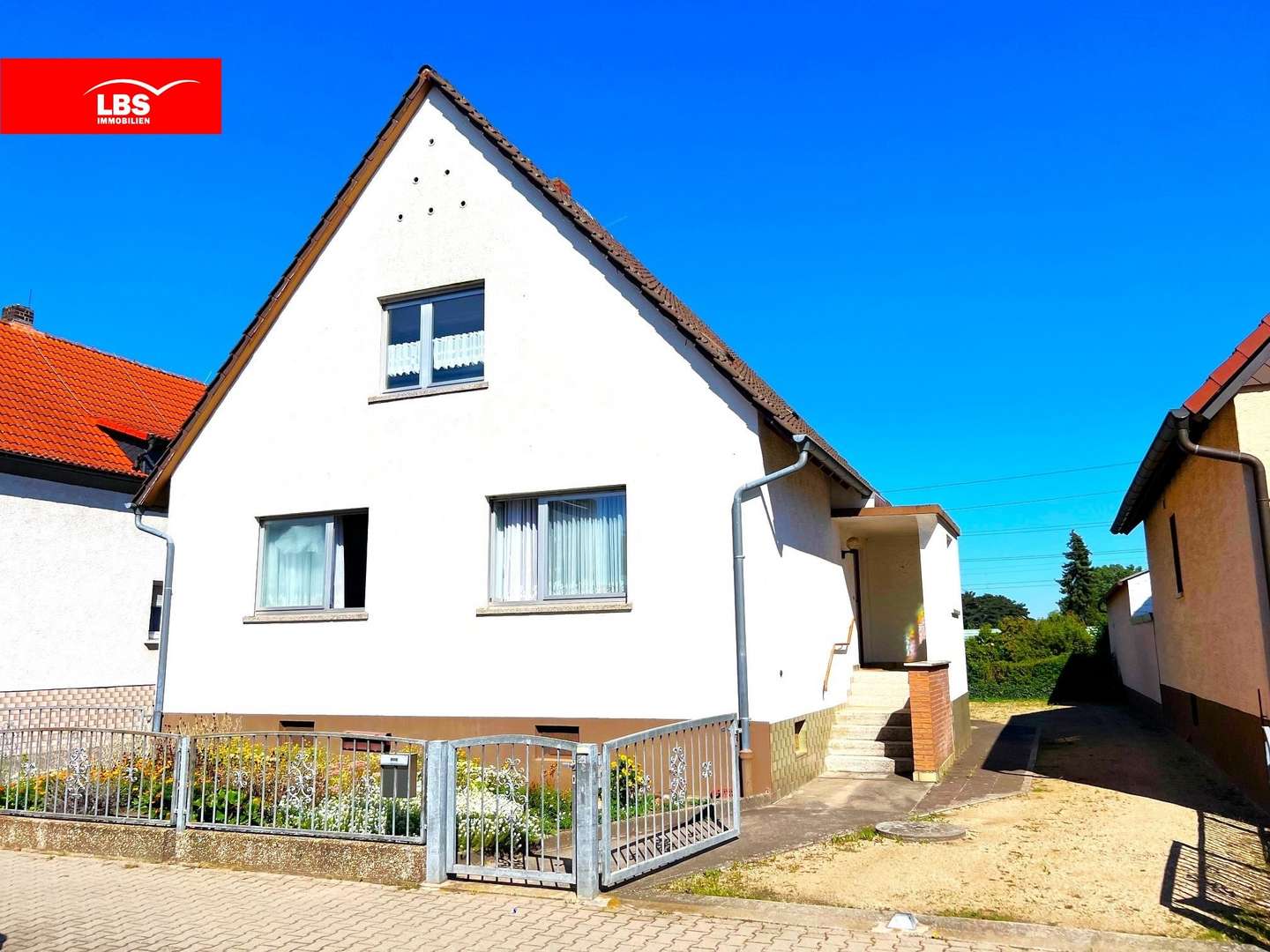 Ansicht von vorne mit Hofeinfahrt - Einfamilienhaus in 64331 Weiterstadt mit 134m² kaufen