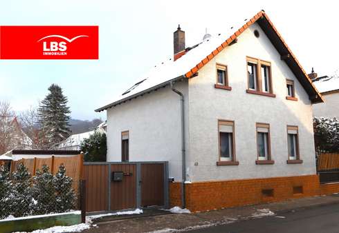 Ansicht von der Straße - Zweifamilienhaus in 64342 Seeheim-Jugenheim mit 193m² kaufen