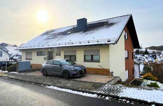 Ansicht von Straße rechts - Zweifamilienhaus in 63860 Rothenbuch mit 236m² kaufen